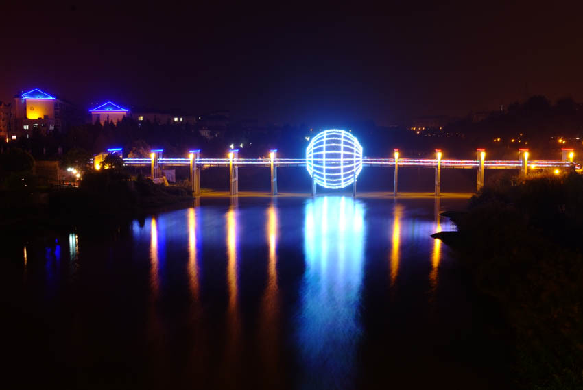 由国家测绘总局批准设立的中国南北气候分界线标志园—淮安红桥钢结构桥梁（普通钢结构桥梁：长88m，圆球直径11m，行人于球中通行.jpg